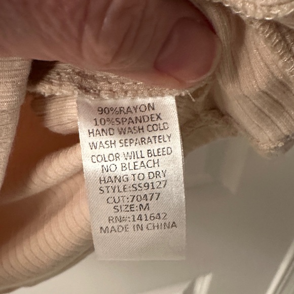 Lyn Burchen Cream Ribbed Women's Top - Picture 3 of 4